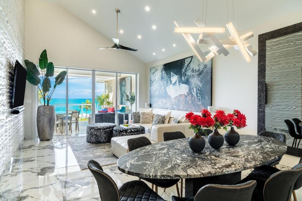 Long BayTheblu — Luxury Beachfront Penthouse At The Grandview, Grace Bay Beachアパートメント エクステリア 写真