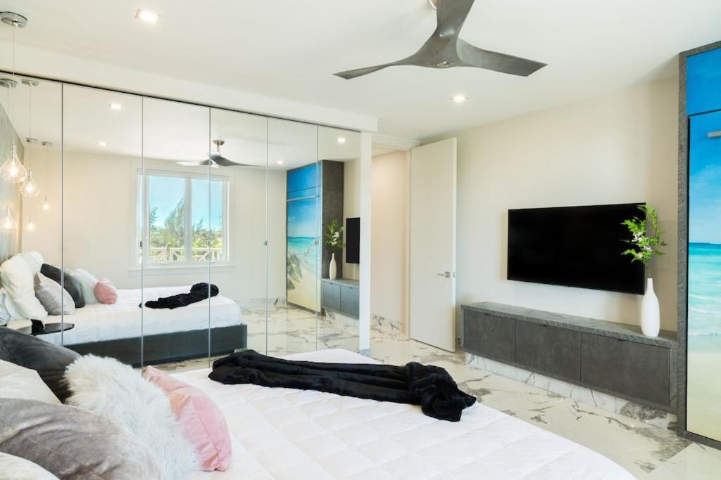 Long BayTheblu — Luxury Beachfront Penthouse At The Grandview, Grace Bay Beachアパートメント エクステリア 写真