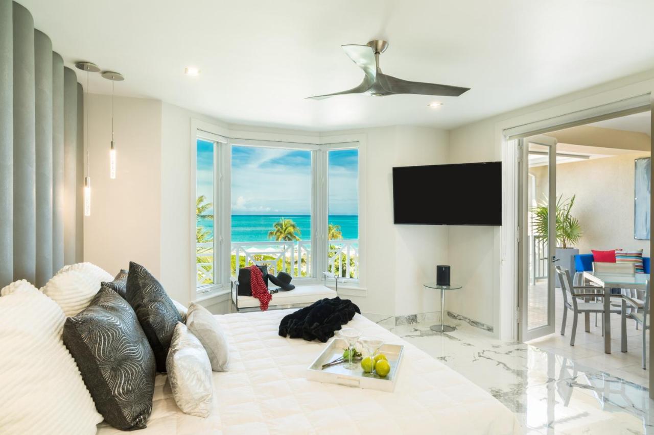 Long BayTheblu — Luxury Beachfront Penthouse At The Grandview, Grace Bay Beachアパートメント エクステリア 写真